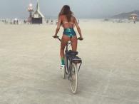 Martha Hunt kokieteryjnie na rowerze